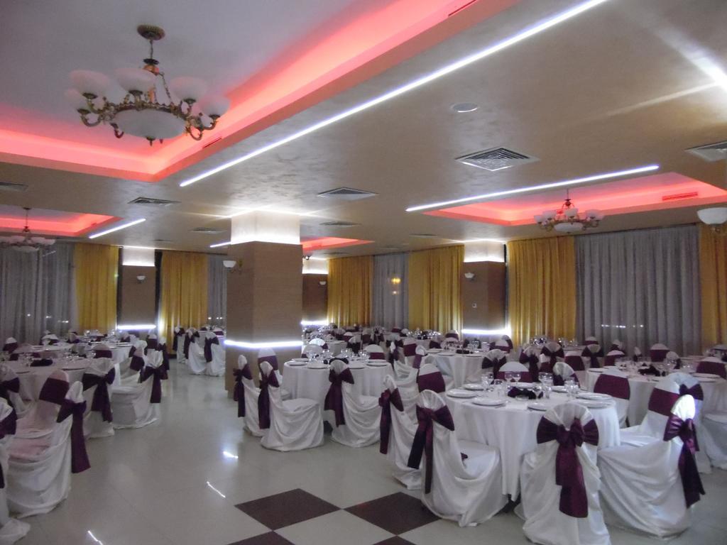 Hotel Flormang Craiova Exteriör bild