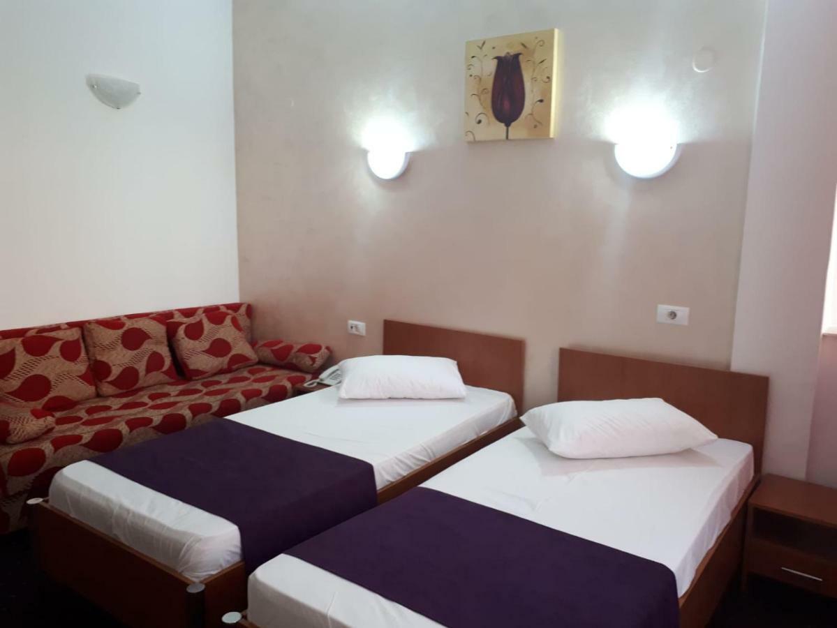 Hotel Flormang Craiova Exteriör bild