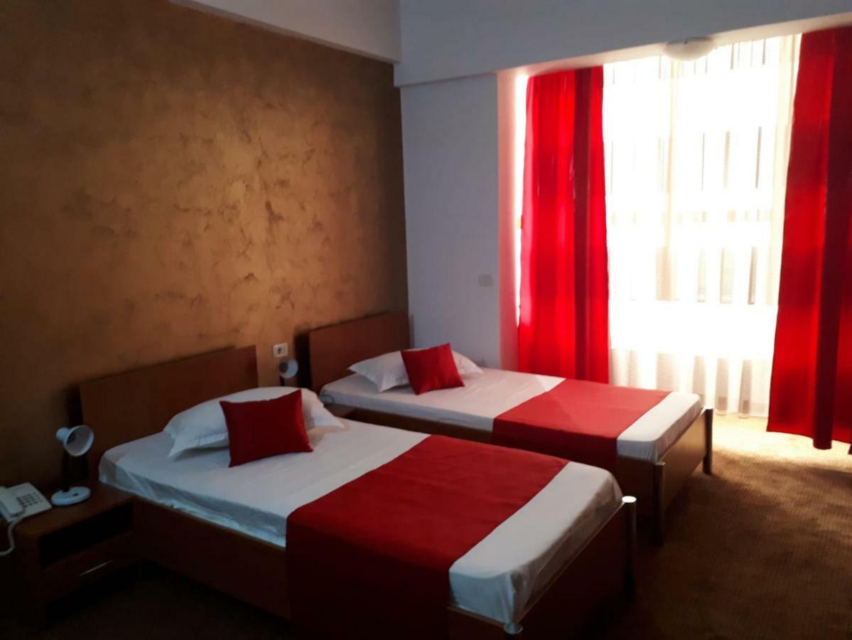 Hotel Flormang Craiova Exteriör bild