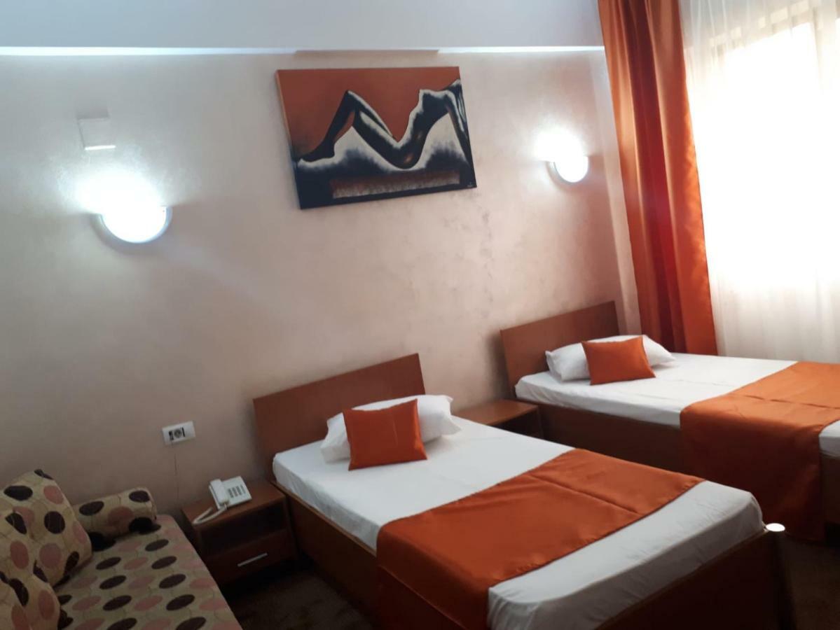 Hotel Flormang Craiova Exteriör bild