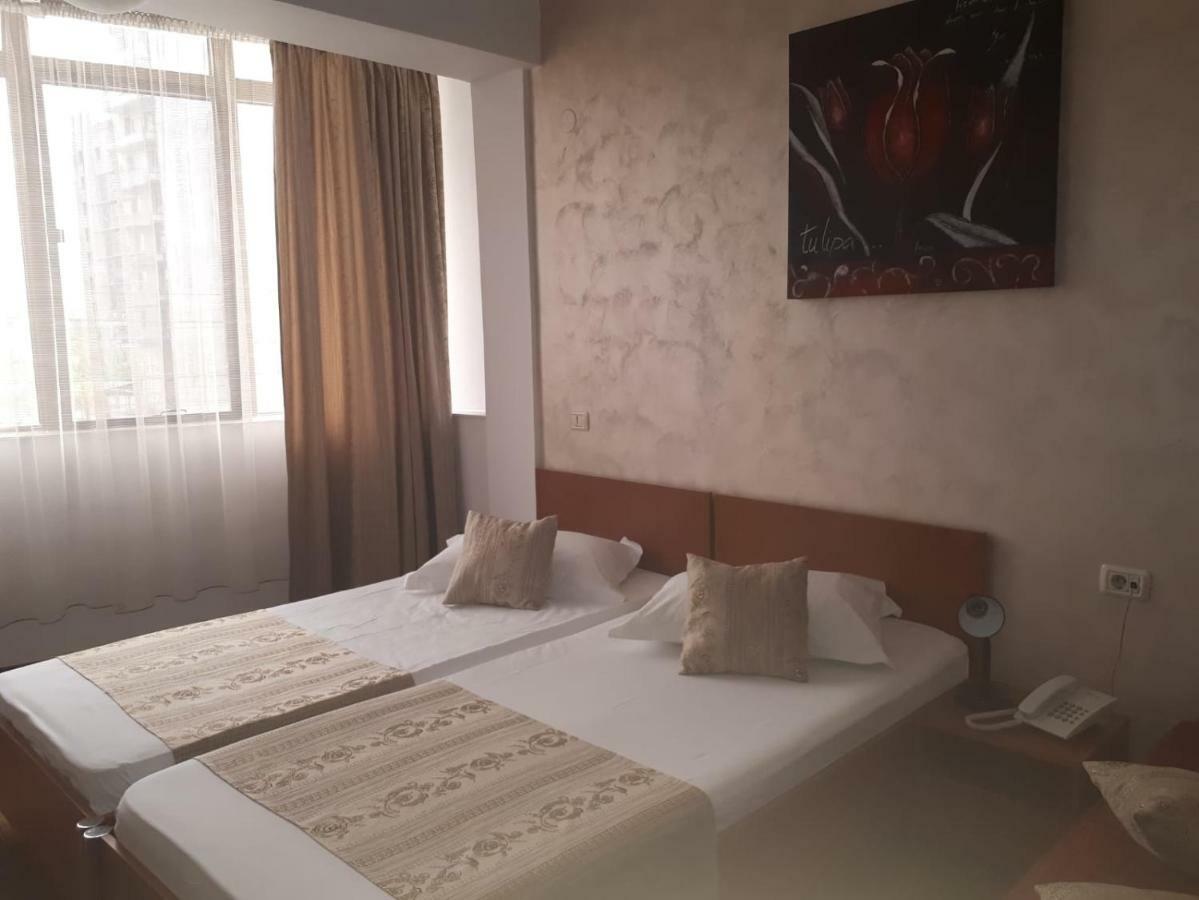 Hotel Flormang Craiova Exteriör bild