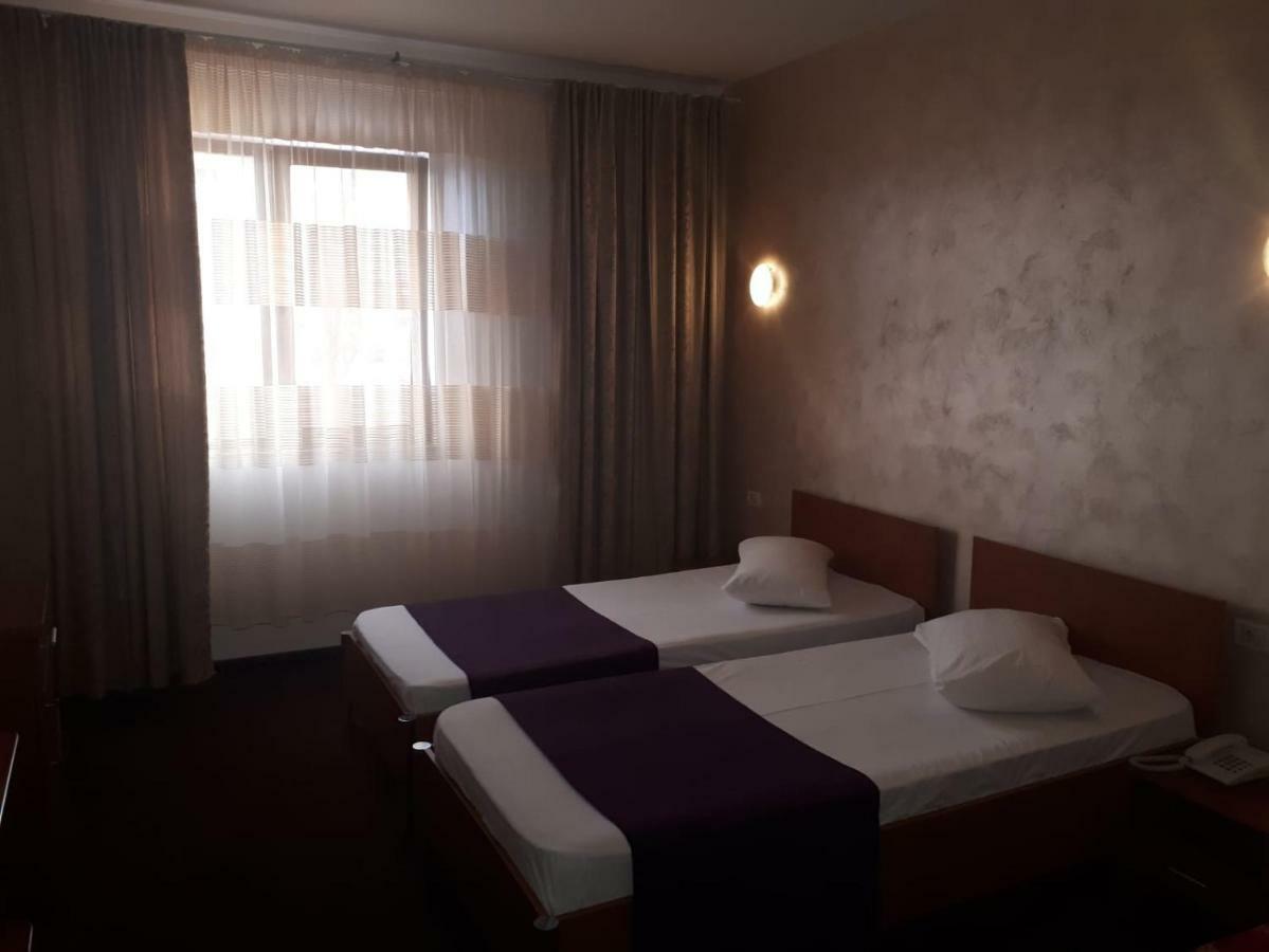 Hotel Flormang Craiova Exteriör bild
